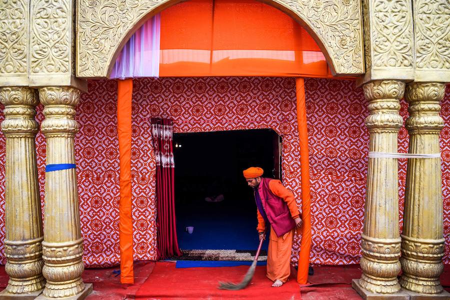 El 'Kumbh Mela' es una de las mayores celebraciones religiosas del hinduismo y se ha celebrado este fin de semana en Allahabad (India). Esta cita congrega a centenares de personas a orillas del Ganges, ya que los hidús creen que al sumergirse en sus aguas quedarán absueltos de todos sus pecados. Al rito acuden multitud de peregrinos de todas las religiones y sectas, incluidos los 'sadhu' (monjes), retratados en estas imágenes. Hay muchas clases de 'sadhus'. Los más sorprendentes son los 'Nagas', que viven desnudos, cubiertos solamente con un «vibhuti» o cenizas sagradas y dejan crecer su pelo en bucles llamados «jata».