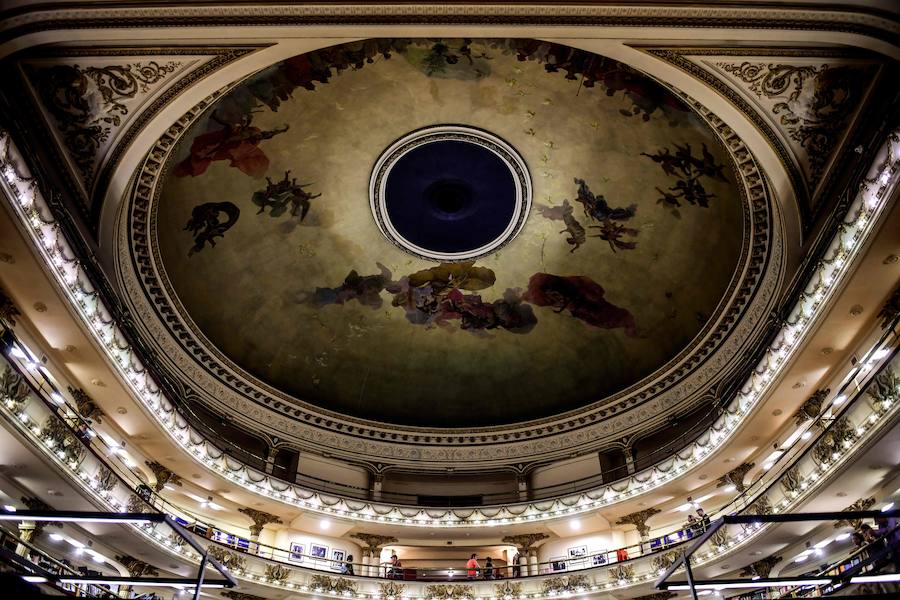 La biblioteca está rodeada por una deslumbrante arquitectura barroca que conserva decorados y barandas originales, y coronado por un fresco de ángeles.