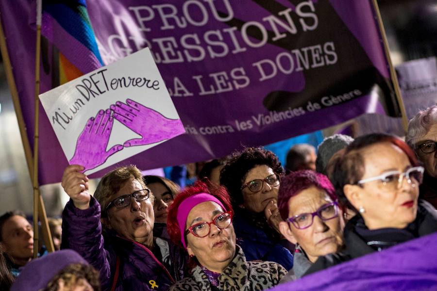 Las feministas lanzaron este martes una amplia movilización en toda España en contra del partido ultraderechista Vox, que causó indignación al denunciar la ley de violencia de género, hasta ahora apoyada de forma unánime por la clase política.