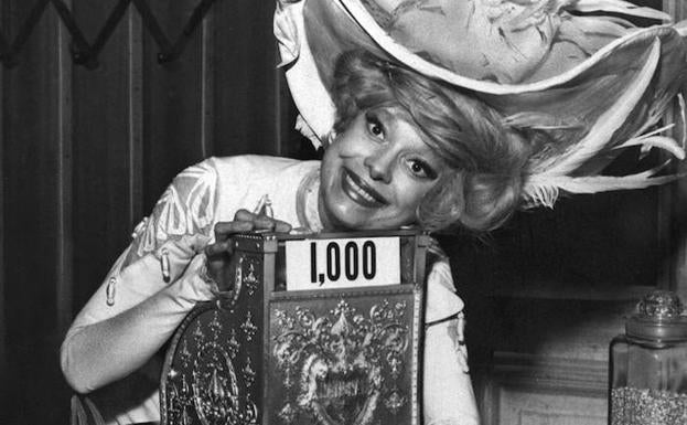 Carol Channing durante la representación del espectáculo musical de Broadway 'Hello, Dolly!' en 1966.