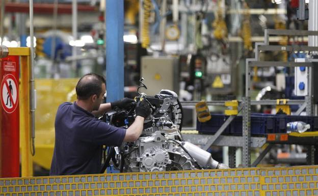 Un trabajador de la planta de Ford en Almussafes.