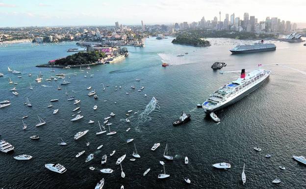 Decenas de embarcaciones flanquen al 'Queen Victoria', de la prestigiosa compañía británica Cunard, en su entrada al espectacular puerto de Sidney.