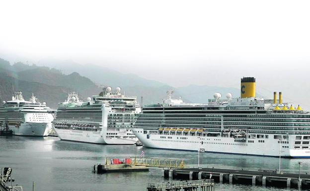 Hilera de cruceros en fila india en el puerto de Santa Cruz de Tenerife.