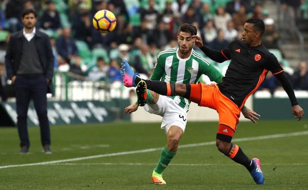 Piccini disputa el balón con Nani en el Benito Villamarín.