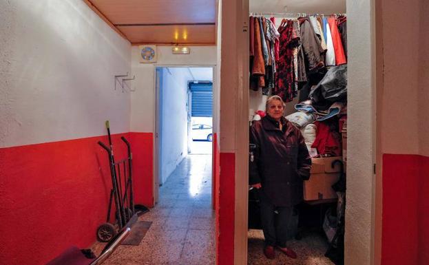Rosario Planas muestra el interior del trastero, de apenas cinco metros cuadrados, en el que guarda todas sus pertenencias.