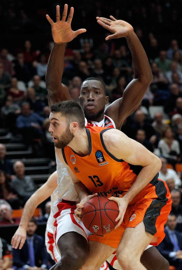 Imágenes de una nueva victoria del conjunto taronja en la Fonteta. Choque correspondiente a la jornada tres del Top16 de EuroCup.