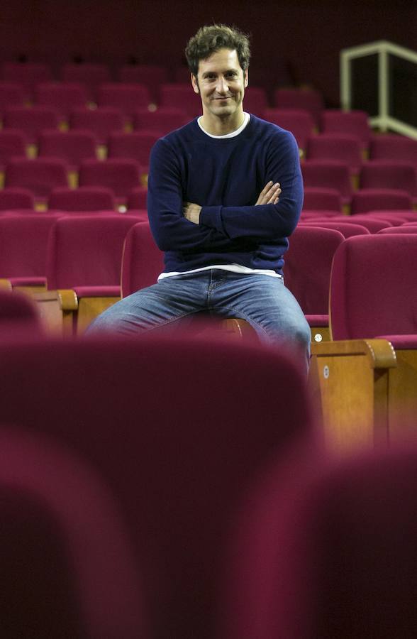 Álex Gadea visita el escenario del Gran Teatro de Alzira, el lugar que le vio nacer como actor hace ya más de una década. El caso del intérprete de Alzira es la muestra de que unos buenos profesores pueden resultar determinantes para descubrir una vocación.