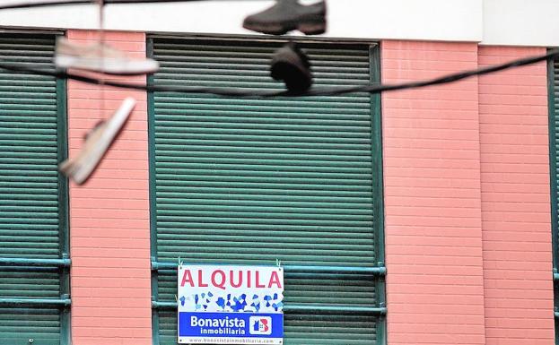 Una vivienda con el cartel de 'se alquila' en Valencia.