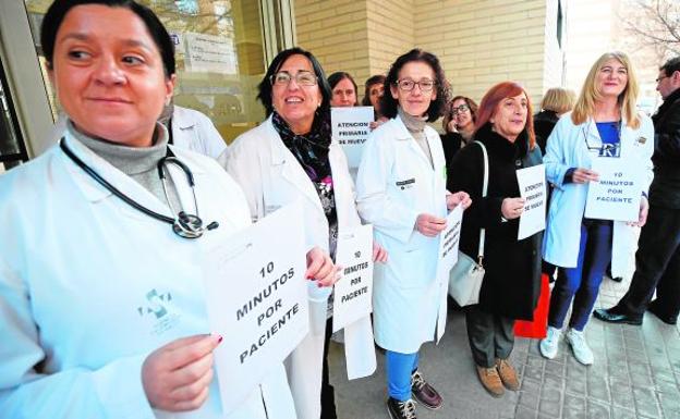 Los médicos de Valencia estallan tras atender a casi un centenar de pacientes en una tarde