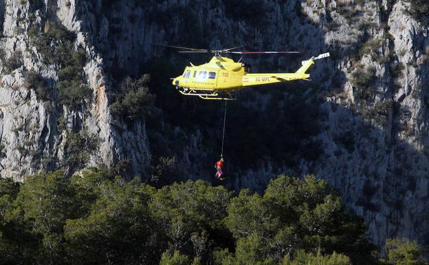 Los bomberos rescatan a una pareja en Alcalalí.