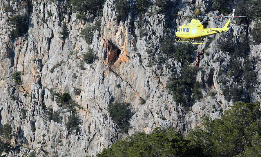 Fotos: Los bomberos rescatan a una pareja que practicaba escalada en Alcalalí