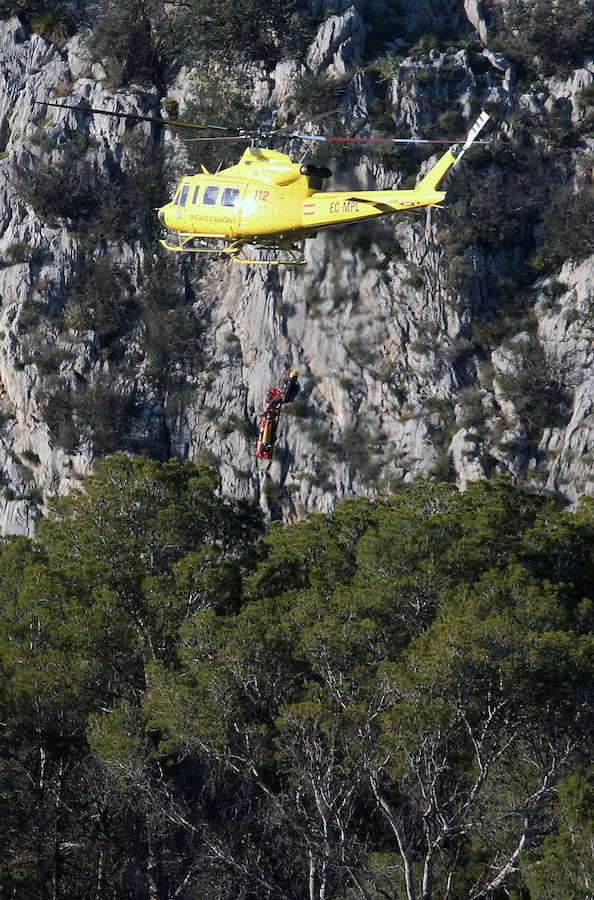 Fotos: Los bomberos rescatan a una pareja que practicaba escalada en Alcalalí
