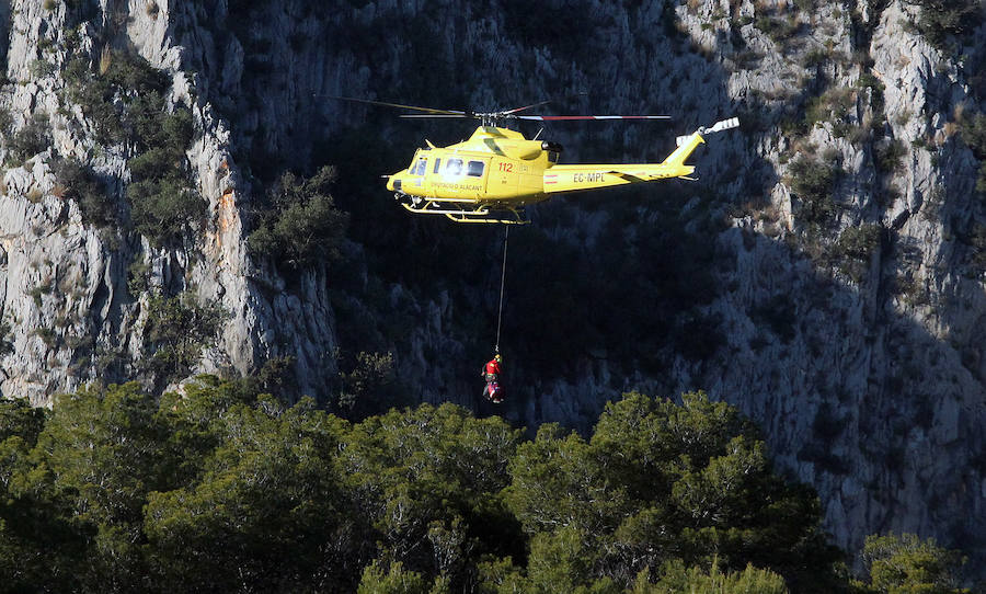 Fotos: Los bomberos rescatan a una pareja que practicaba escalada en Alcalalí