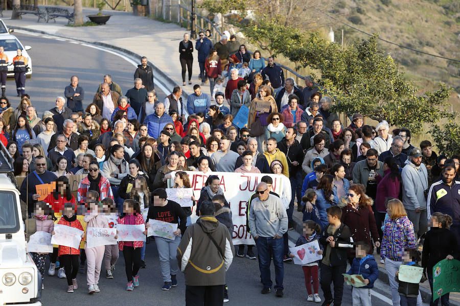 La búsqueda del pequeño Julen, desaparecido el pasado domingo después de precipitarse en un pozo en Málaga, ha superado ya las cien horas de complicados trabajos que todavía no han dado sus frutos. Desde la desaparición, los padres prosiguen con angustia la búsqueda del menor. El padre, José Rocío, es un feriante en paro, y la madre, Victoria María García, es empleada en una cadena de hamburgueserías y residen en la popular barriada de El Palo, en Málaga capital.