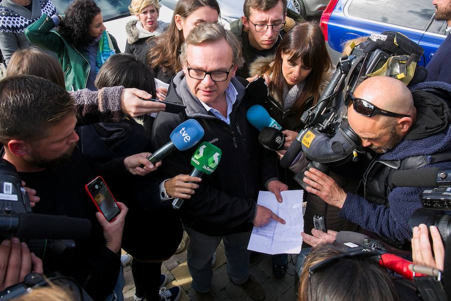 La búsqueda del pequeño Julen, desaparecido el pasado domingo después de precipitarse en un pozo en Málaga, ha superado ya las cien horas de complicados trabajos que todavía no han dado sus frutos. Desde la desaparición, los padres prosiguen con angustia la búsqueda del menor. El padre, José Rocío, es un feriante en paro, y la madre, Victoria María García, es empleada en una cadena de hamburgueserías y residen en la popular barriada de El Palo, en Málaga capital.