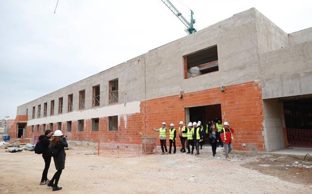 Imagen principal - El último colegio con barracones de Valencia empieza a ver la luz al final del túnel