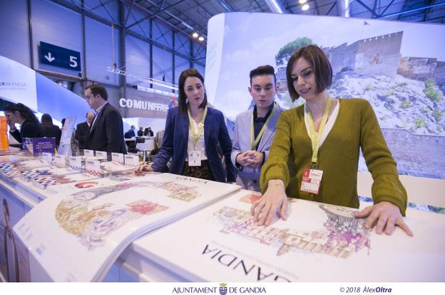 La alcaldesa de Gandia, Diana Morant, en el stand de Fitur de 2018, junto a Olatz Megía y otro técnico. 