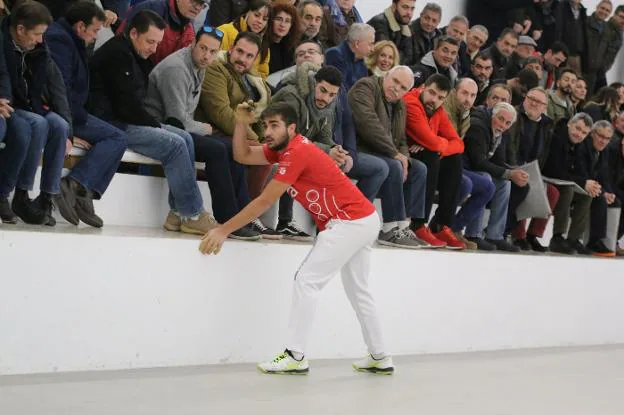 Francés se dispone a  jugar una pelota parada el sábado en Pelayo. 