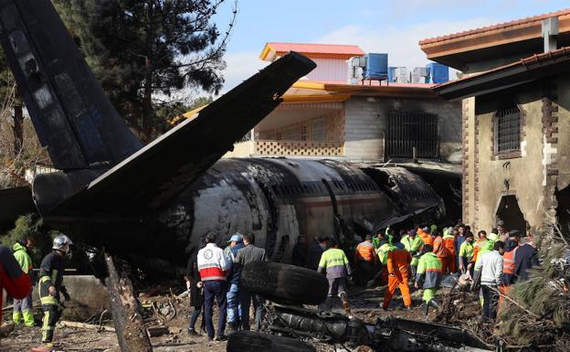 Un avión en llamas se estrella contra una casa tras salirse de la pista de aterrizaje y saltar el muro del aeropuerto