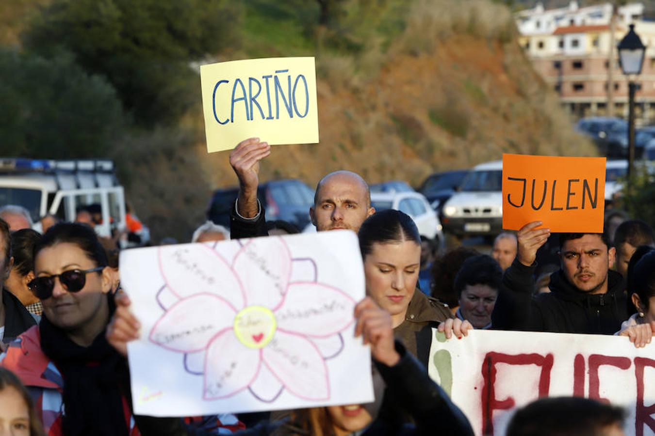 La búsqueda del pequeño Julen, desaparecido el pasado domingo después de precipitarse en un pozo en Málaga, ha superado ya las cien horas de complicados trabajos que todavía no han dado sus frutos. Desde la desaparición, los padres prosiguen con angustia la búsqueda del menor. El padre, José Rocío, es un feriante en paro, y la madre, Victoria María García, es empleada en una cadena de hamburgueserías y residen en la popular barriada de El Palo, en Málaga capital.