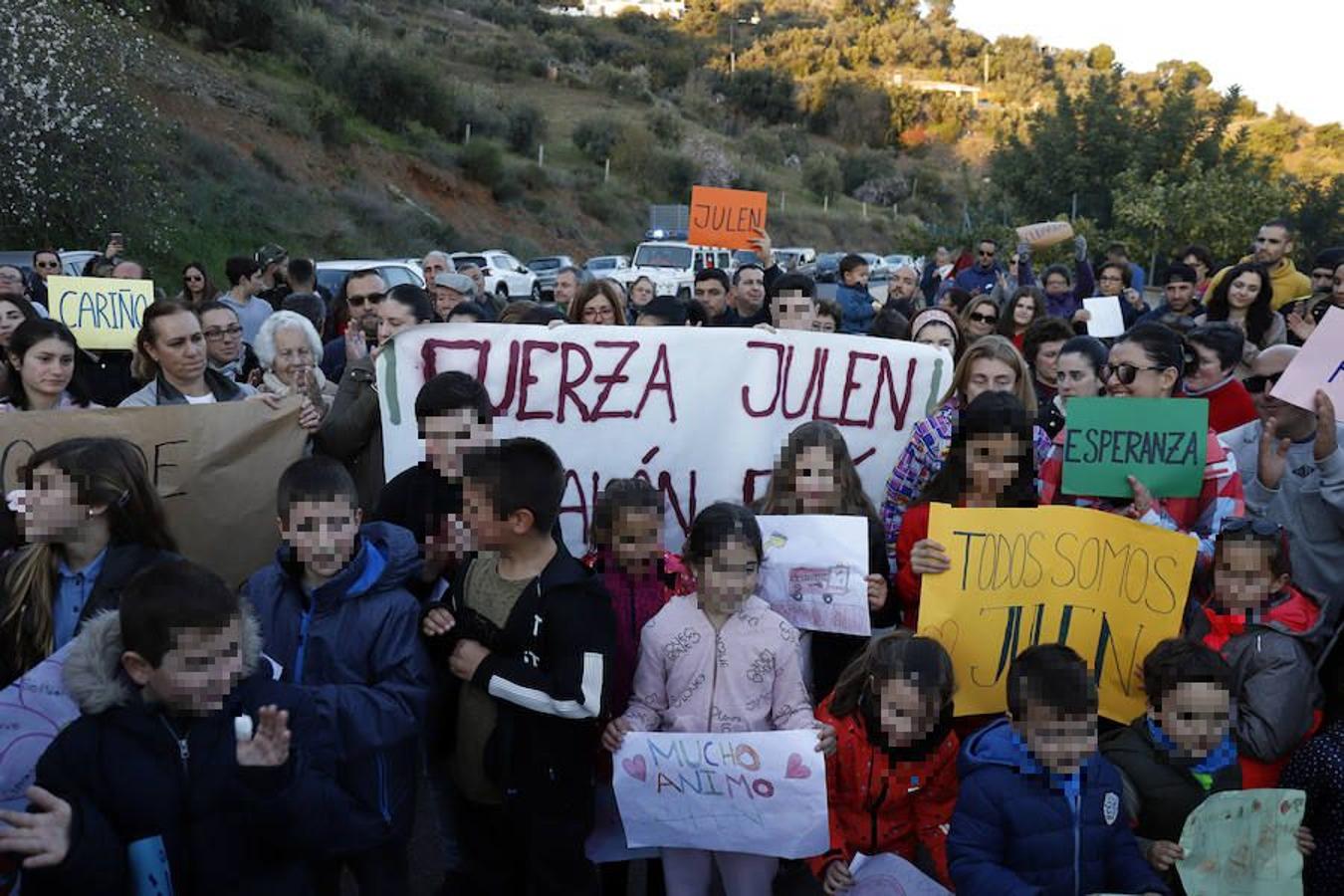 La búsqueda del pequeño Julen, desaparecido el pasado domingo después de precipitarse en un pozo en Málaga, ha superado ya las cien horas de complicados trabajos que todavía no han dado sus frutos. Desde la desaparición, los padres prosiguen con angustia la búsqueda del menor. El padre, José Rocío, es un feriante en paro, y la madre, Victoria María García, es empleada en una cadena de hamburgueserías y residen en la popular barriada de El Palo, en Málaga capital.