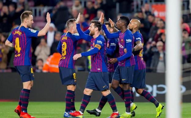 Los jugadores del Barça celebran uno de sus goles al Levante en el Camp Nou. 