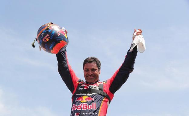 El catarí Nasser Al-Attiyah celebra su victoria en el Dakar 2019