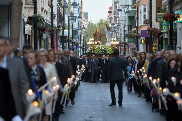 Procesión en honor el beato Andrés Hibernón por las calles del centro de Gandia en abril del año pasado. 