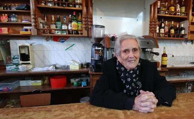 Ascensión, a sus 104 años, detrás de la barra de su bar. 