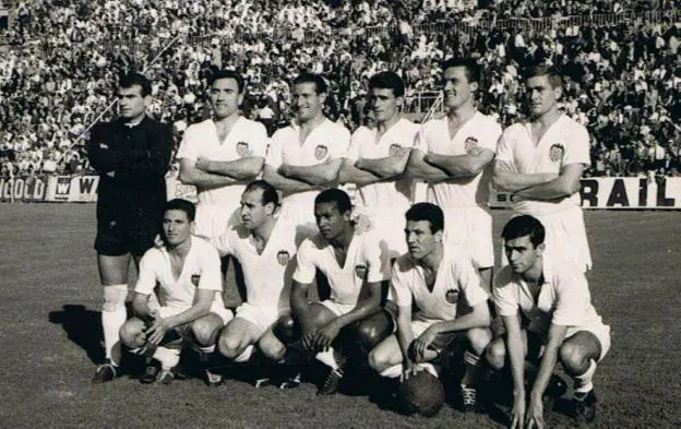 Ún equipo de valencianos. Alineación del Valencia ante el Athletic (1963-64). De pie, Martínez, Piquer, Mestre, Verdú, Roberto y Arnal. Agachados, Cabello, Sánchez Lage, Waldo, Ribelles y Suco. 