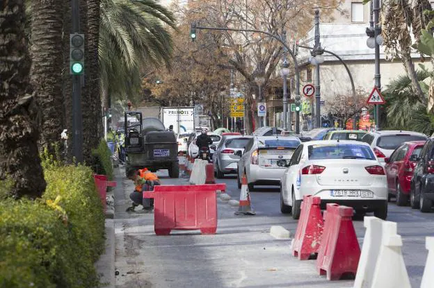 Obras del carril bici en la avenida Reino de Valencia. 