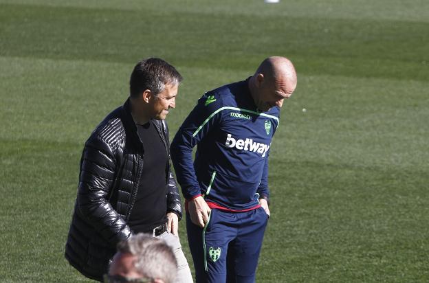 Tito Blanco y Paco López charlan en el Ciutat antes de arrancar el entrenamiento. 