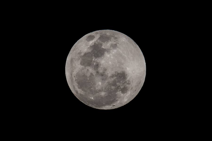 La primera luna llena de perigeo del año coincide con un eclipse lunar total que la teñirá de rojo la próxima madrugada. La primera superluna de 2019 llega con un extra, un eclipse lunar total que la teñirá de rojo y será visible desde España, donde alcanzará su máximo a las 6.12 horas. Las lunas llenas de perigeo son frecuentes. Este año habrá tres y el próximo, cuatro. Que la de esta noche se tiña de rojo es algo que sucede en todos los eclipses lunares, que ocurren solo en luna llena cuando la Tierra se interpone entre el Sol y el satélite.