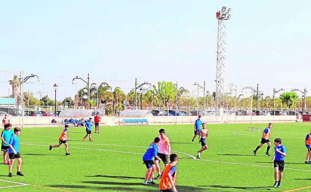 Los alumnos de la escuela de fútbol. 