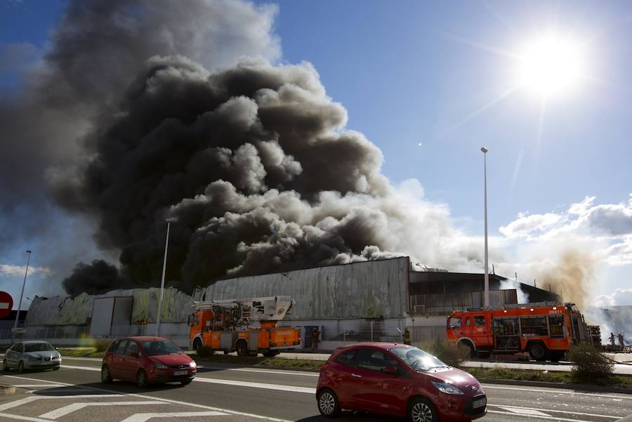 Fotos: Arde una empresa de artículos de regalo en Manises