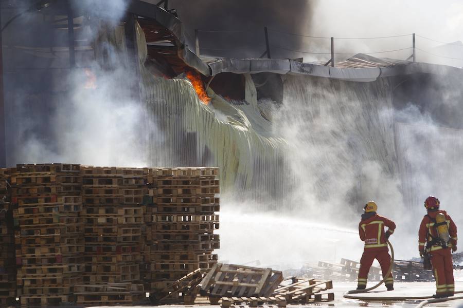 Fotos: Arde una empresa de artículos de regalo en Manises