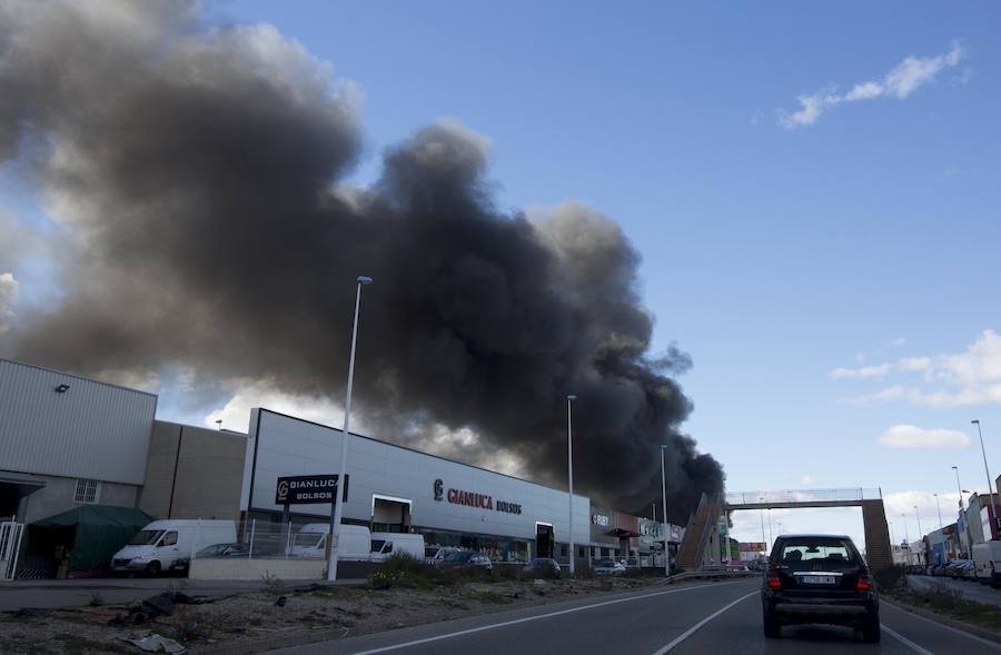 Fotos: Arde una empresa de artículos de regalo en Manises