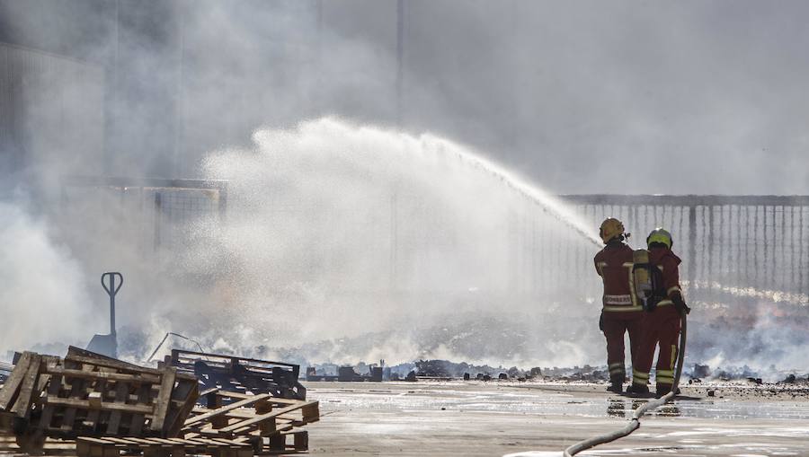 Fotos: Arde una empresa de artículos de regalo en Manises