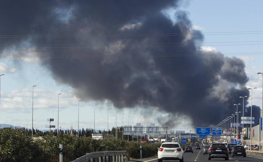 Fotos: Arde una empresa de artículos de regalo en Manises