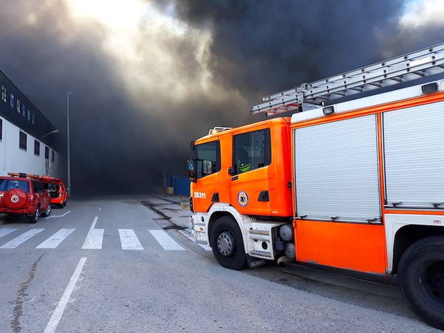 Fotos: Arde una empresa de artículos de regalo en Manises