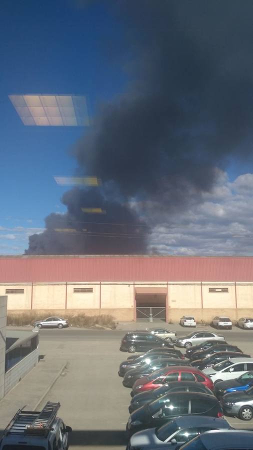 Fotos: Arde una empresa de artículos de regalo en Manises