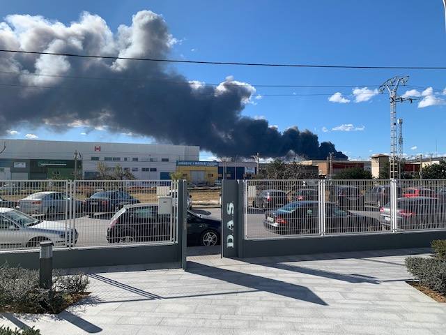 Fotos: Arde una empresa de artículos de regalo en Manises