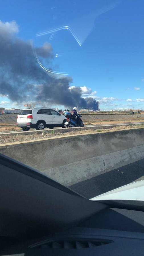 Fotos: Arde una empresa de artículos de regalo en Manises