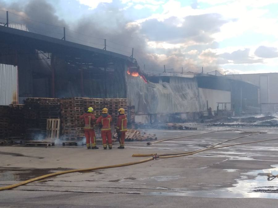 Fotos: Arde una empresa de artículos de regalo en Manises