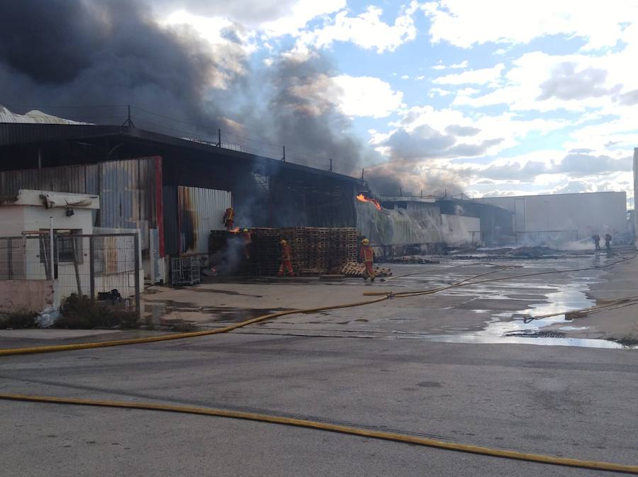 Fotos: Arde una empresa de artículos de regalo en Manises