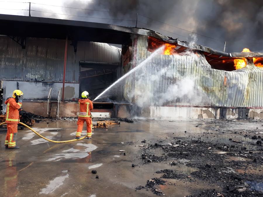 Fotos: Arde una empresa de artículos de regalo en Manises