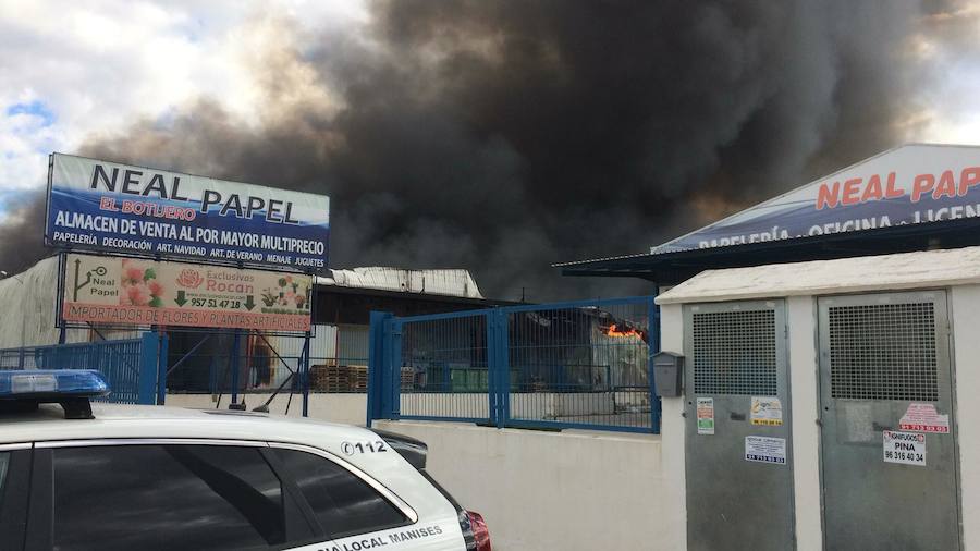 Fotos: Arde una empresa de artículos de regalo en Manises