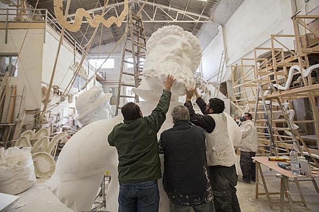 Montaje. Busto de Poseidón que formará parte del decorado del carnaval. 