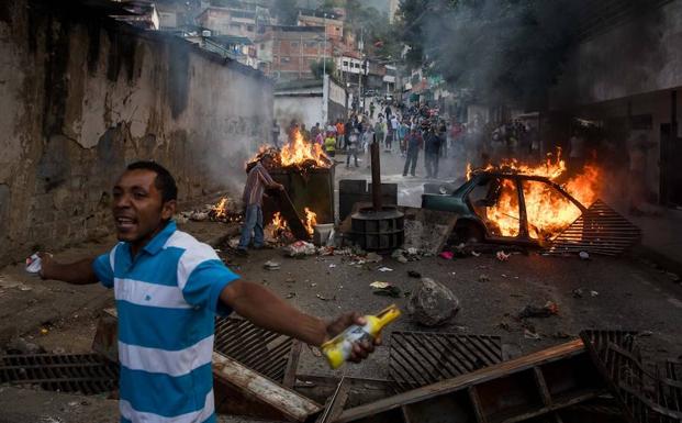 Vecinos de la barriada de Cotiza, en Caracas, levantan una barricada en apoyo a los soldados del comando insurrecto.