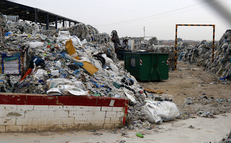 Fotos: Fotos de la planta que almacena 43.000 toneladas de residuos en Utiel